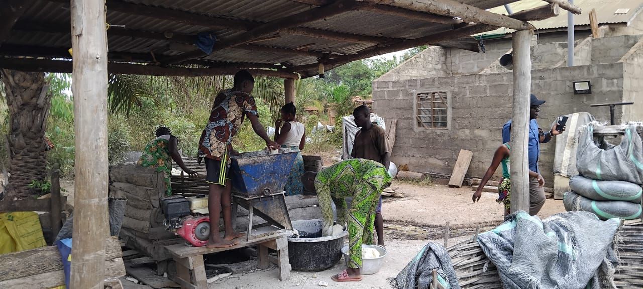 🔎 Visite de terrain et échanges techniques à Adja-Ouèrè

Le Réseau Cerdi-Alumni du Bénin a effectué, le samedi 13 décembre 2025, une visite à la Coopérative Élite du Bénin, située dans la commune… | CERDI ALUMNI BENIN