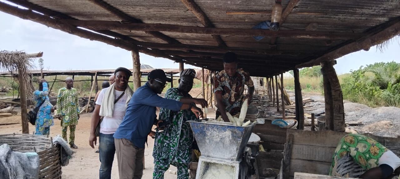 🔎 Visite de terrain et échanges techniques à Adja-Ouèrè

Le Réseau Cerdi-Alumni du Bénin a effectué, le samedi 13 décembre 2025, une visite à la Coopérative Élite du Bénin, située dans la commune… | CERDI ALUMNI BENIN